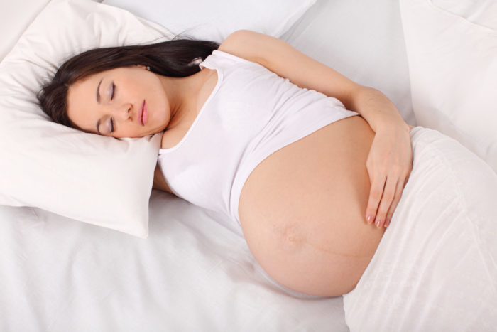임신하는 동안 당신의 위장에서 자고.