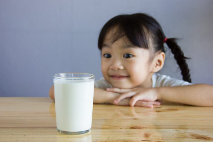 젖소에게 알레르기가있는 어린이들을위한 대체 우유