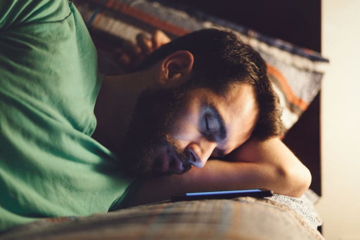 조심해! 휴대폰 근처에서 잠을 자면 위험합니다.